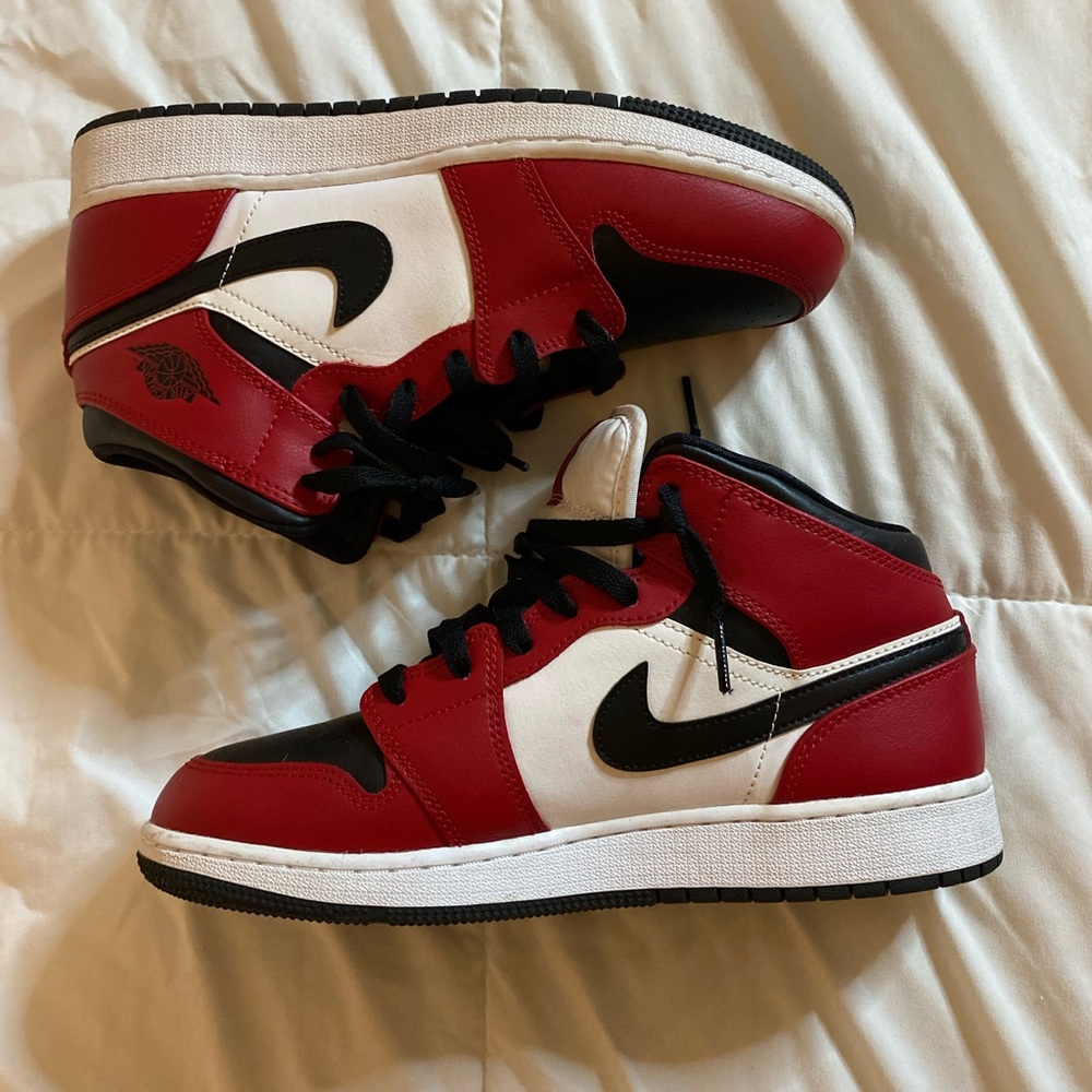 Chicago black toe mid jordan 1